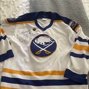 Buffalo Sabres Hockey Jersey signed men’s large